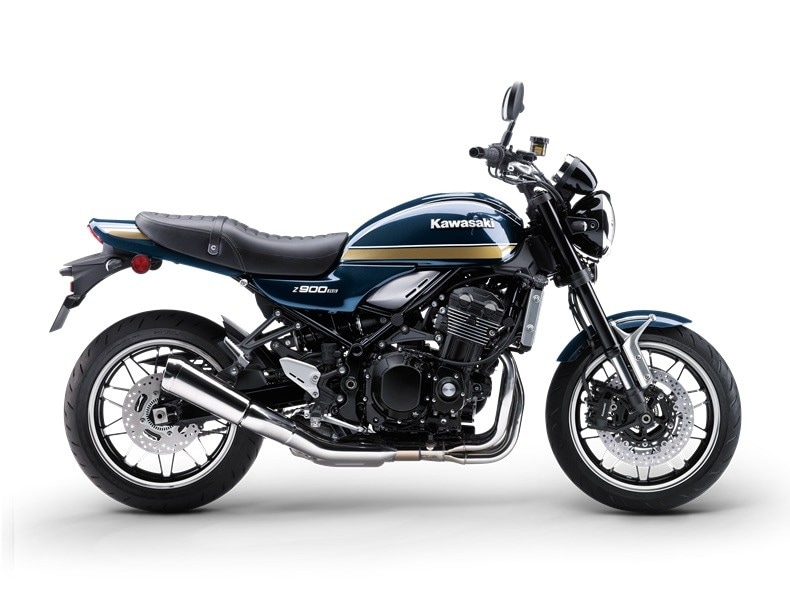 <div class='descrGalleryTitle'>Z 900 RS</div><div class='descrGalleryText'><p>A EICMA 2017, da una costola della Z 900 nacque la Z 900 RS, tributo alla storica Z1 900 del ’73. La RS è tecnicamente parente della Z 900 standard, ma l<b>e differenze sono sostanziali</b> sia a livello di motore che di ciclistica, con telaio e quote dedicati. Se la Z 900 presenta un design aggressivo in puro stile Sugomi, la RS sembra davvero una moto di fine Anni 60/primi Anni 70 traslata ai giorni nostri: <b>uno dei più begli esempi di ner-rétro che si siano visti. </b>Il fanale anteriore è tondo, il serbatoio a goccia è allungato così come la sella. Da brava giapponese, la Z 900 RS è poi&nbsp;<b>curata fin nel minimo dettaglio</b>: le pelli esterne del quattro cilindri in linea, che in questa versione eroga 111 cavalli al posto dei 125 della controparte (ma il valore di coppia è sempre di 98 Nm e arriva pure oltre 1.000 giri prima), sono state ridisegnate <b>con un’alettatura che richiama </b>i vecchi motori raffreddati ad aria. La componentistica è, naturalmente, modernissima, con forcella rovesciata da 41 mm regolabile in estensione e precarico e mono anch’esso regolabile in estensione e precarico; i freni si affidano a due dischi anteriori da 300 mm e a pinze ad attacco radiale a quattro pistoncini. La Z 900 RS è una moto azzeccata, unisce un aspetto classico davvero gradevole ad una dinamica di livello in cui il propulsore la fa da padrone: morbidissimo e lineare, è davvero <b>una gioia per i sensi</b>.</p>
</div>
